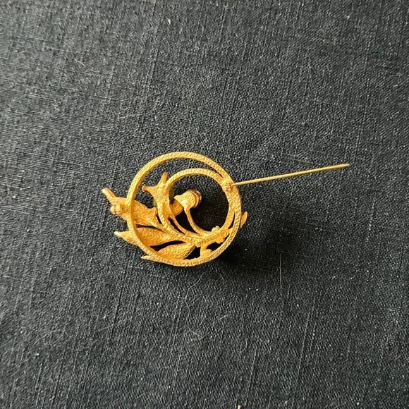 Vintage Circular ‘Floral’ Gold Tone/Faux Pearl/Green Polished ‘Stone’ Pin - Picture 3 of 4